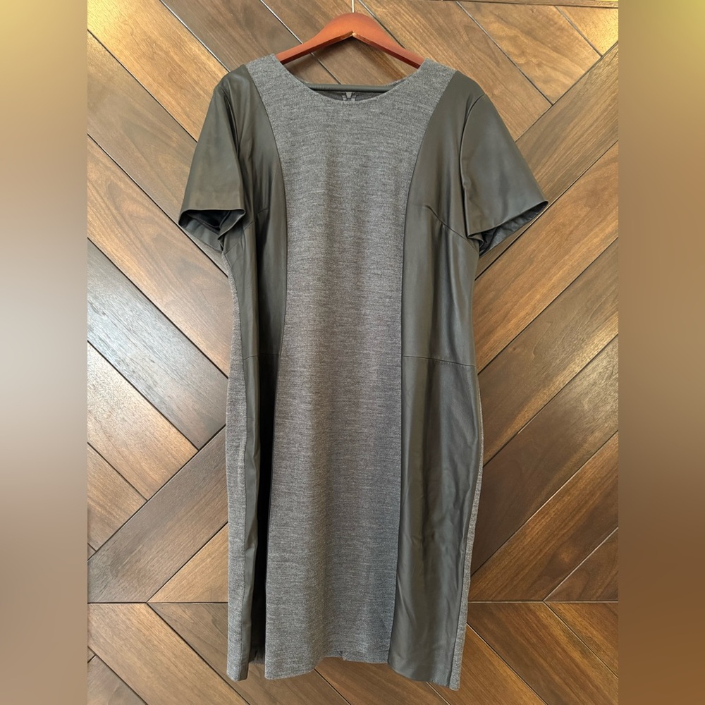 St John Dress
Size 16
Grey with faux leather accent